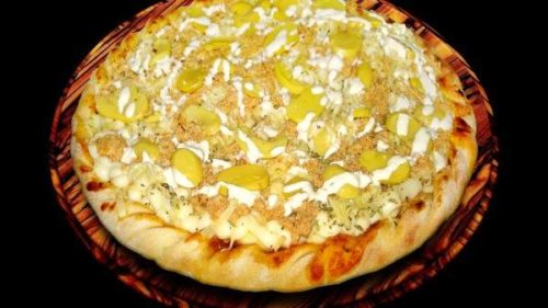 Pizza de Molho, muzzarela, presunto, frango desfiado, champignon, creme de leite, cebola e orégano